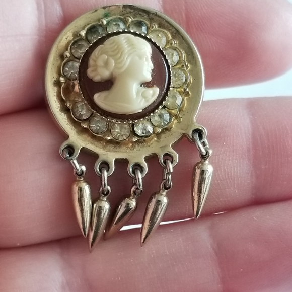 Vintage Karu brooch pin faux cameo gold tone Victorian revival style spike - Picture 3 of 12